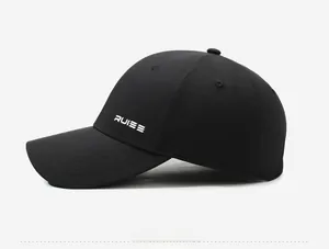 Vue détaillée de la casquette noire avec logo RUIEE blanc et tissu respirant de qualité