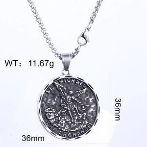 Détail du pendentif Archange Michel montrant le diamètre de 36 mm et la texture argentée