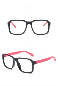 Vue de face et de profil à 45 degrés d'une monture de lunettes bicolore noir mat et rose