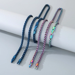 Détail de chaînes tissées en bleu foncé et arc-en-ciel avec fermoirs métalliques