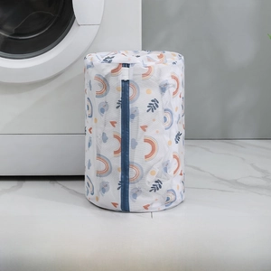 Cylindrical mesh laundry bag with rainbow print and blue zipper, size 22x33cm