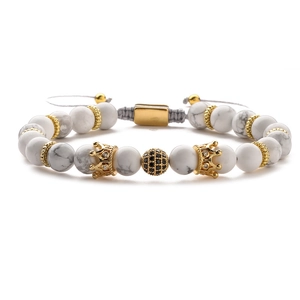 Bracelet ajustable en perles de marbre blanc avec couronnes dorées et boule en zircon