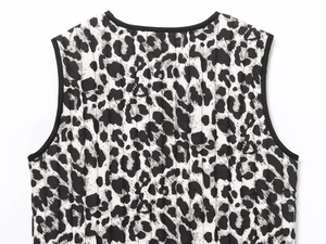 Detail einer gesteppten Weste mit schwarzem Leopardenmuster und schwarzer Einfassung