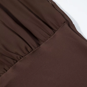 Détail des fronces et des plis sur le tissu d'une robe courte marron foncé