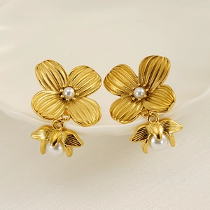 Eleganti orecchini floreali in acciaio inossidabile placcato oro 18K con perle bianche