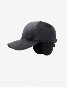 Dettaglio cappello in lana grigio scuro con paraorecchie e stemma in metallo