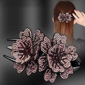 Pince à cheveux fleurie en strass violets avec vue du mannequin de dos pour la coiffure