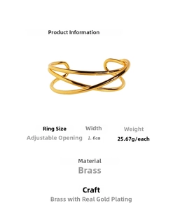 Dettaglio del bracciale rigido in ottone placcato oro con larghezza 1,6cm e design a X