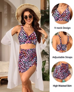 Détail du col en V et de la jupe de bikini à cordon de serrage taille haute