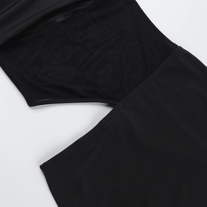 Detail des schwarzen Cut-out-Designs mit Netz-Einsätzen und dehnbarem Stoffgewebe