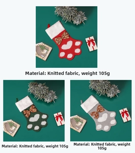 Gros plan de chaussettes de Noël en tricot patte de chien avec bordure en peluche