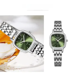 Détail du cadran vert rayon de soleil et du bracelet en acier argenté de la montre