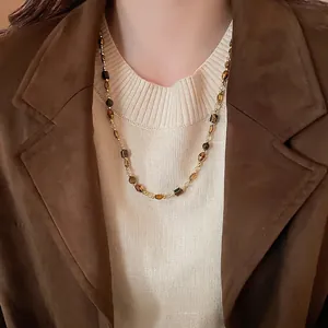 Collier ras du cou perles œil de tigre vintage avec perles ambrées et détails dorés