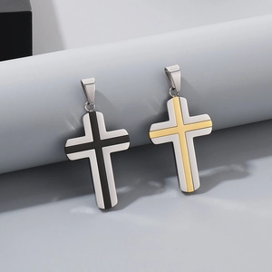 Détail de pendentifs croix en acier inoxydable minimalistes, coloris argent-noir et argent-or