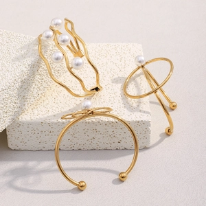 Three-piece 18K gold plated stainless steel bracelets with elegant pearl floral accents
