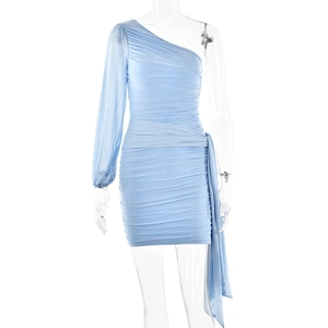Détail de la robe mini bleu clair à une épaule, design froncé avec manche longue en tulle