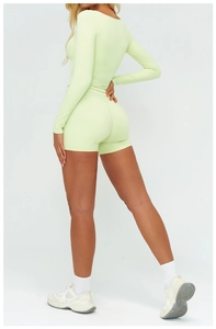 Détail du haut de yoga à manches longues vert menthe et short taille haute sculptant