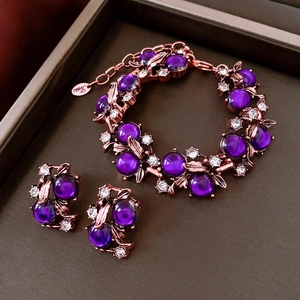 Exquisites Vintage-Schmuckset mit lila Perlen und roségoldenen floralen Blattdetails