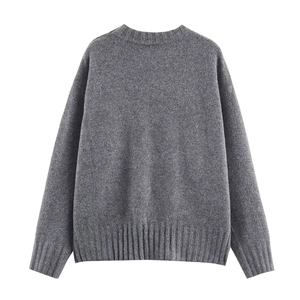 Pull en maille côtelée grise minimaliste pour femme vu de dos sur fond blanc