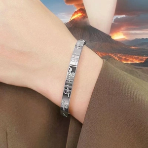 Vue détaillée du bracelet jonc en acier argenté avec gravure Love Forever et cœur