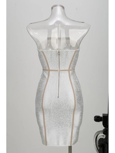 Détail du dos de la robe à paillettes argentées avec fermeture éclair invisible