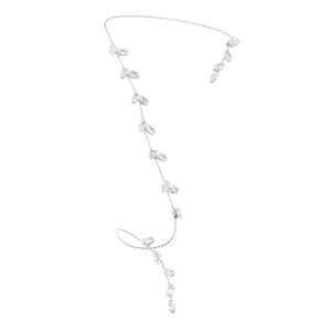 Dettaglio di bracciale da dito argento con motivi a foglia in zircone taglio marquise