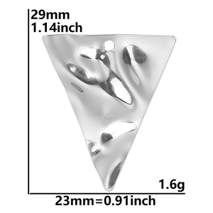 Détail du pendentif en métal texturé irrégulier avec dimensions 29mm x 23mm