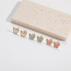 Détails des boucles d'oreilles papillon colorées en plaqué or avec des zircons brillants