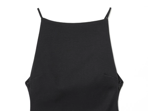 Détail d'un top noir à fines bretelles spaghetti avec encolure carrée minimaliste