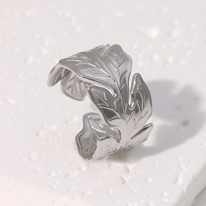 Minimalistischer offener Edelstahlring in Silber mit mehrlagigem Tropenblatt-Design