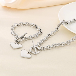 Set gioielli cuore in acciaio inossidabile con chiusura a barra su seta beige