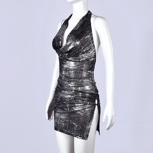 Détail de la fente latérale haute sur cette robe dos nu sexy aux paillettes argentées