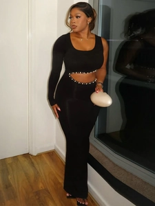 Robe longue noire chic à une épaule avec découpe et perles à la taille pour femme