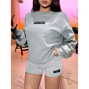 Détail de l'ensemble gris avec short taille haute et impression de texte Who Cares