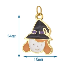 Détail du pendentif sorcière montrant les dimensions de 14 mm de haut et 10 mm de large