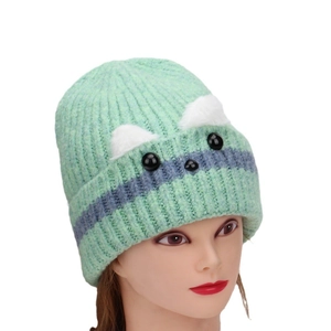 Berretto in maglia verde menta con pompon di peluche e dettagli cane per l'inverno
