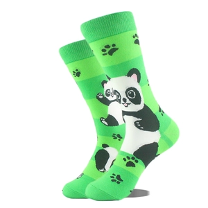 Détail de chaussettes vertes avec des motifs de panda et des empreintes de pattes