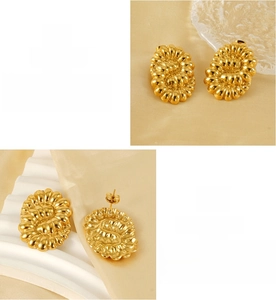Détail de boucles d'oreilles torsadées plaquées or 18 carats en acier inoxydable durable