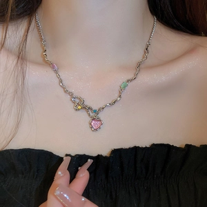 Collier cœur opale Y2K avec strass colorés sur une chaîne ondulée argentée pour femme