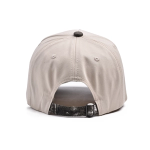 Dettaglio posteriore del cappello da baseball in tela kaki con fibbia in metallo regolabile