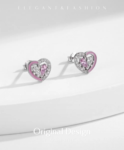 Détail de boucles d'oreilles cœur en argent s925 avec émail rose et zircons brillants