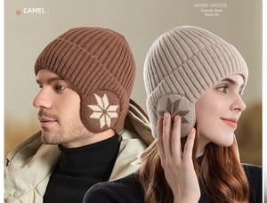 Detail van warme winter gebreide mutsen met oorkleppen, sneeuwvlokpatronen en kabelpatroon