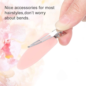 Detailansicht der rosa spurlosen Haarspange mit Metallbasis für Make-up und Styling