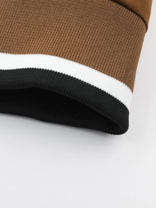 Detail van hoge dichtheid geribbelde manchet met bruine, witte en zwarte strepen