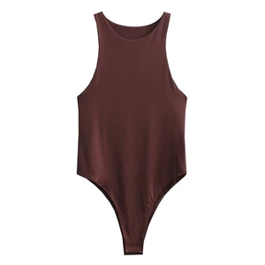 Dettaglio di un body senza cuciture marrone scuro con scollo all'americana e sgambato