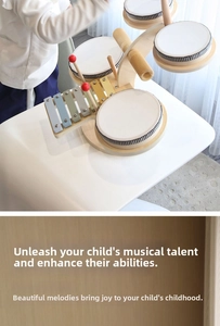 Dettaglio del set musicale in legno con xilofono colorato e tre tamburi per bambini piccoli