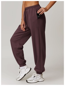 Detail der lila Jogginghose mit hoher Taille, Kordelzug und elastischen Bündchen