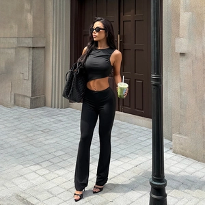 Combinaison noire sans manches pour femme avec découpe et pantalon évasé à taille haute