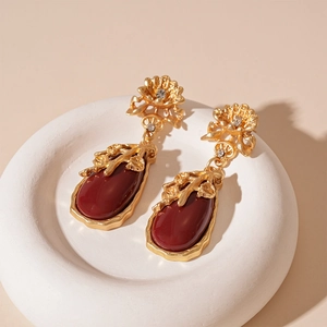 Détails de boucles d'oreilles fleuries dorées vintage avec pierres en résine rouge