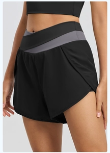 Détails de la taille croisée et des coutures sur le short de sport double couche